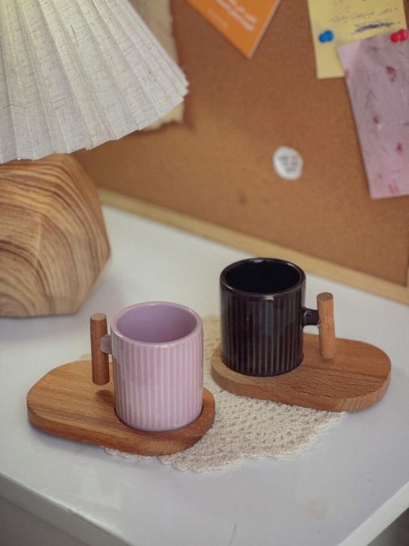 فنجان قهوة على شكل مج وكوستر خشب